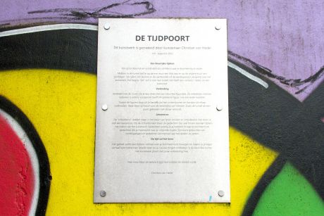 Graffitikunstwerk fietstunnel Julianapark 'De Tijdpoort'
