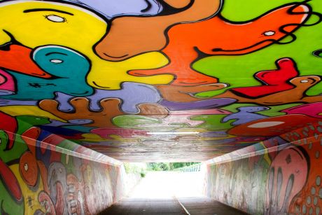 Graffitikunstwerk fietstunnel Julianapark 'De Tijdpoort'